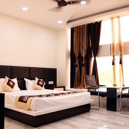 Hotel Neelam Moga Лудяна Екстериор снимка