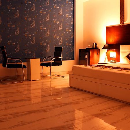 Hotel Neelam Moga Лудяна Екстериор снимка