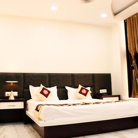 Hotel Neelam Moga Лудяна Екстериор снимка