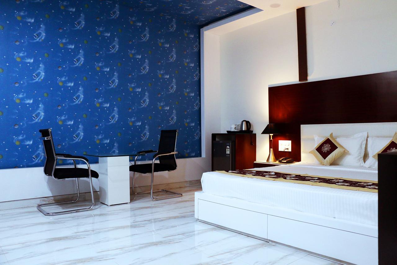 Hotel Neelam Moga Лудяна Екстериор снимка