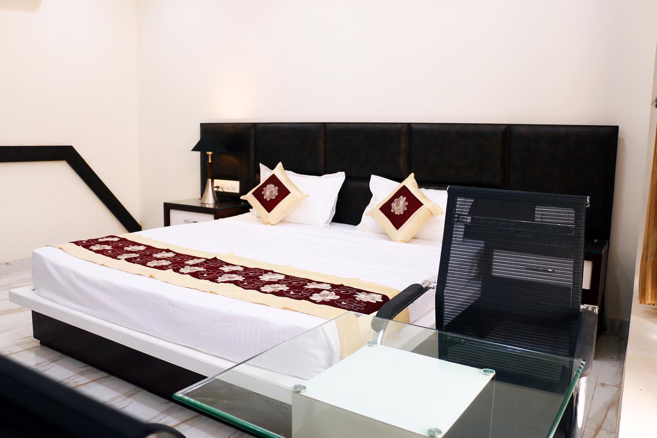 Hotel Neelam Moga Лудяна Екстериор снимка