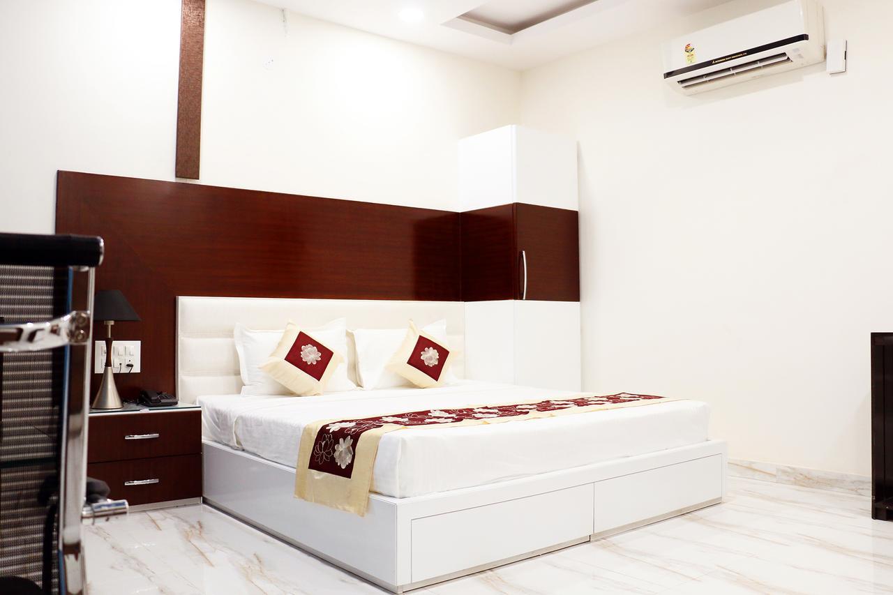 Hotel Neelam Moga Лудяна Екстериор снимка