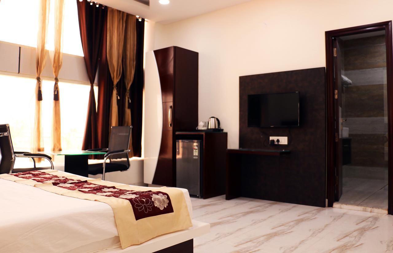 Hotel Neelam Moga Лудяна Екстериор снимка