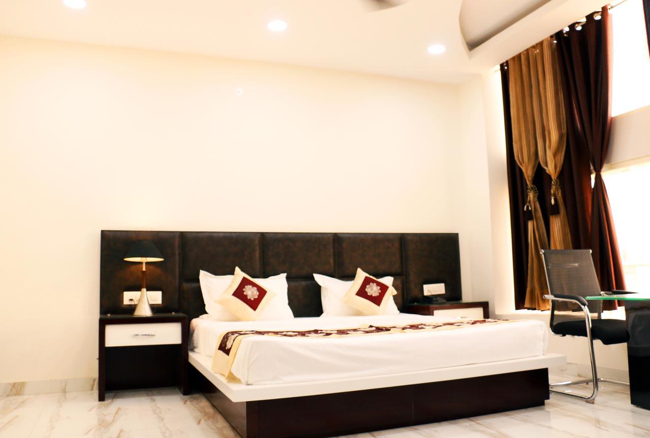 Hotel Neelam Moga Лудяна Екстериор снимка