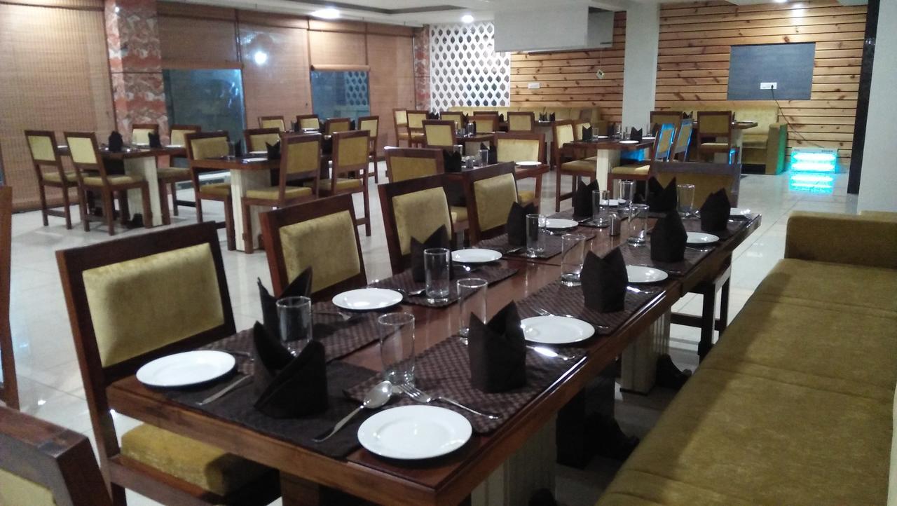 Hotel Neelam Moga Лудяна Екстериор снимка