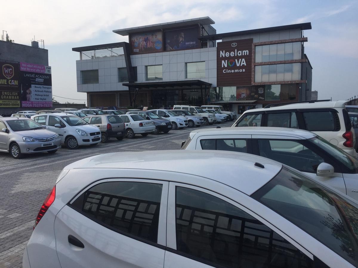 Hotel Neelam Moga Лудяна Екстериор снимка