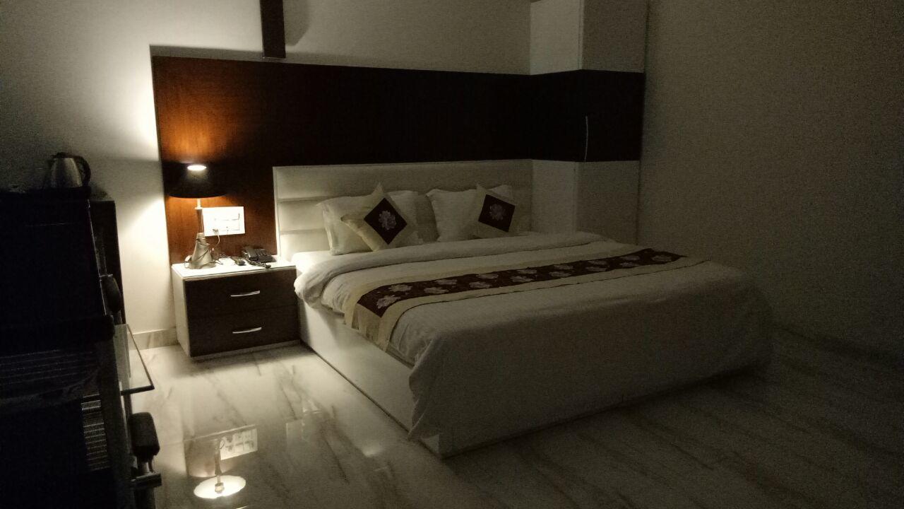Hotel Neelam Moga Лудяна Екстериор снимка