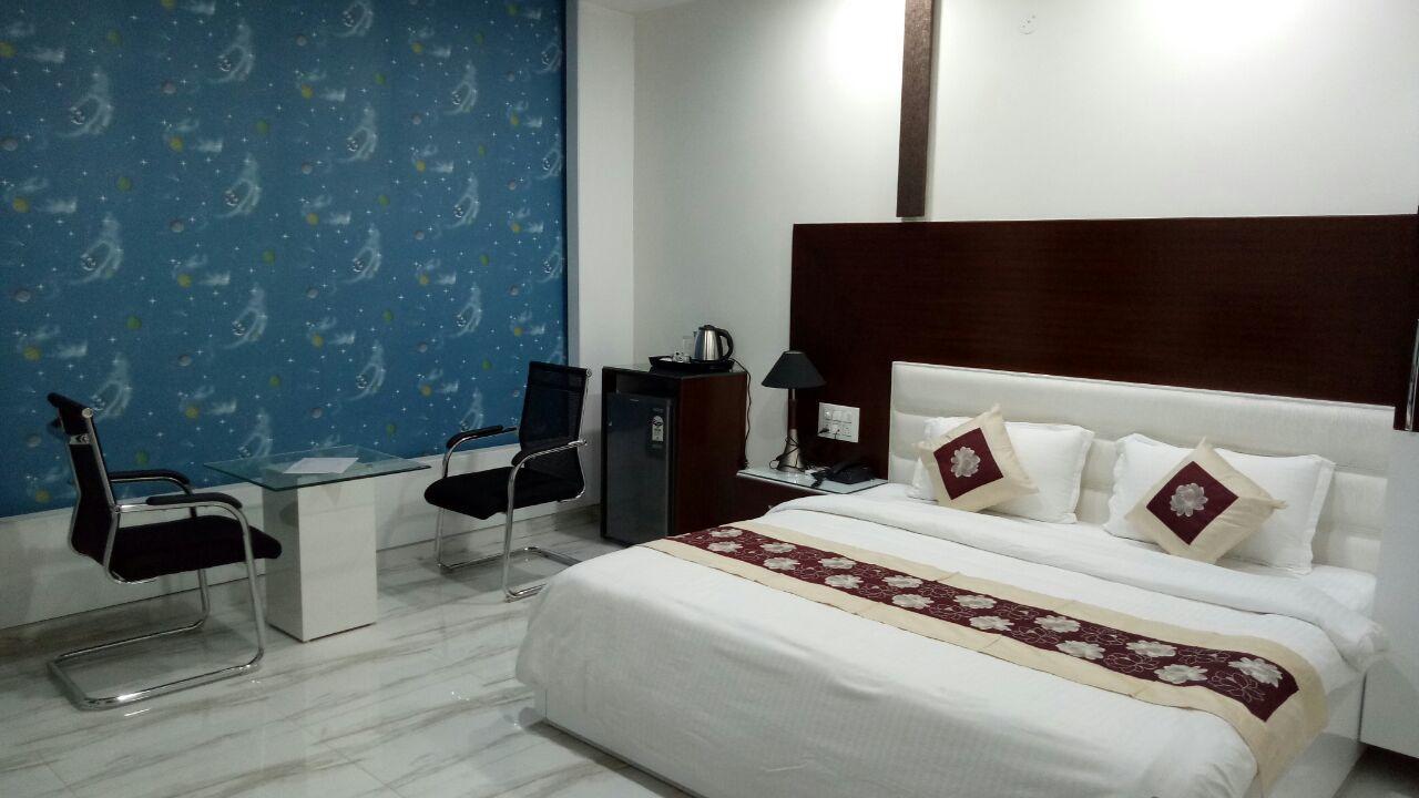 Hotel Neelam Moga Лудяна Екстериор снимка