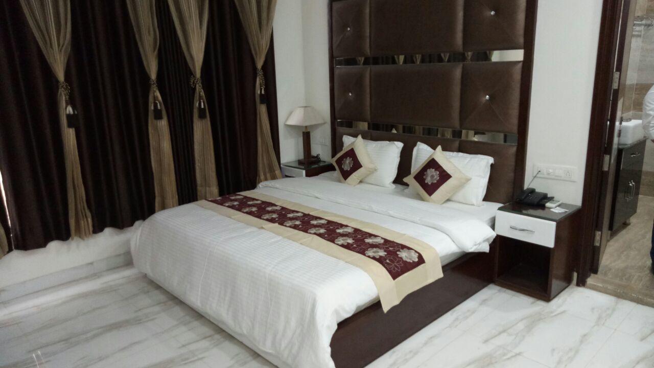 Hotel Neelam Moga Лудяна Екстериор снимка