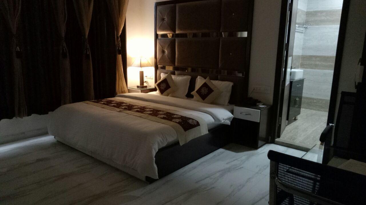 Hotel Neelam Moga Лудяна Екстериор снимка