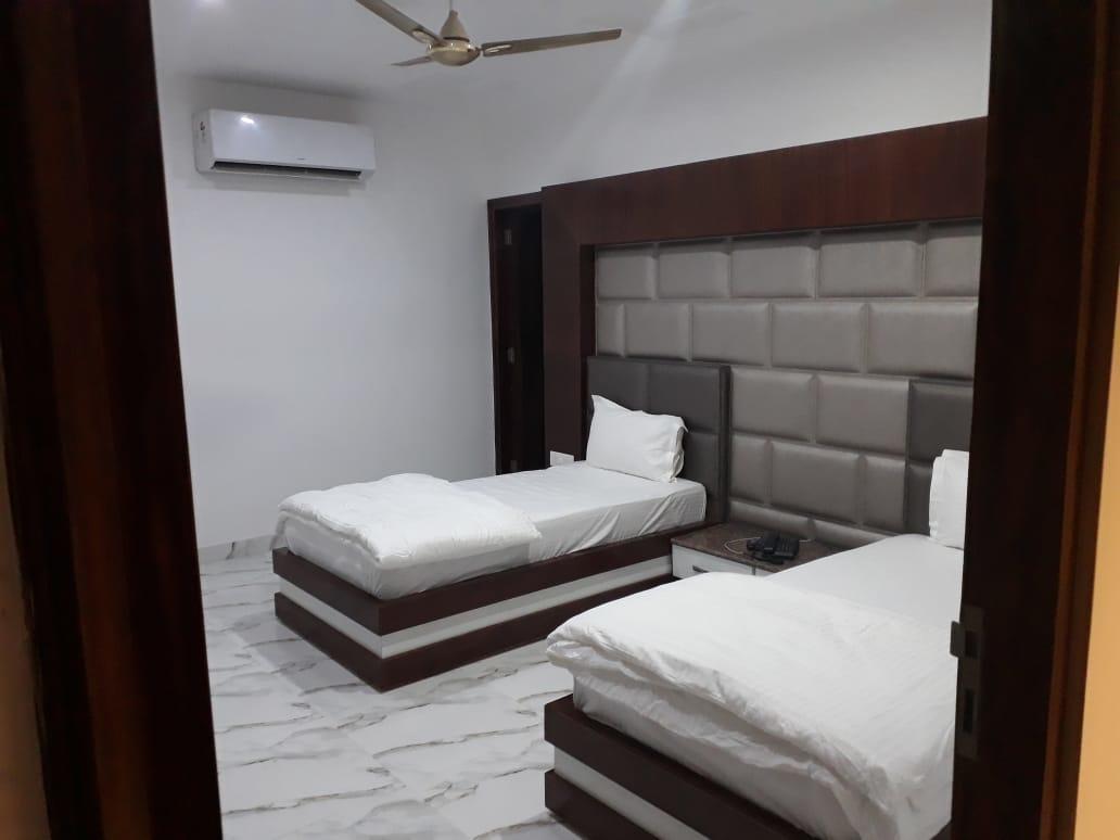 Hotel Neelam Moga Лудяна Екстериор снимка