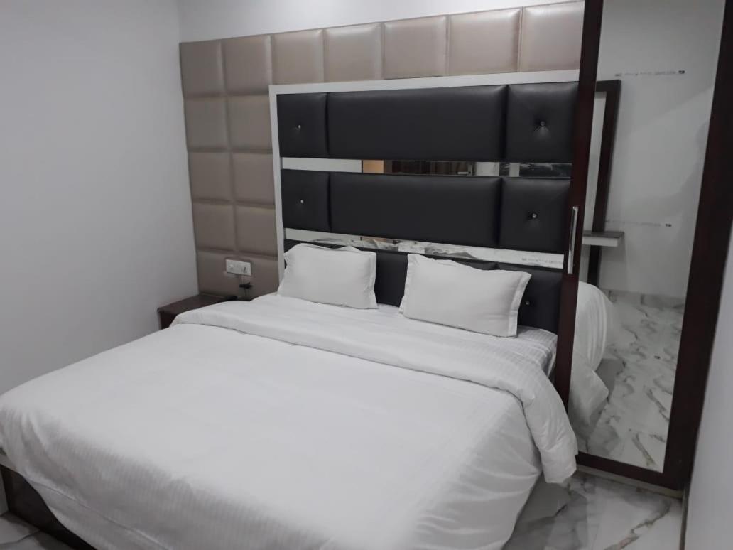 Hotel Neelam Moga Лудяна Екстериор снимка