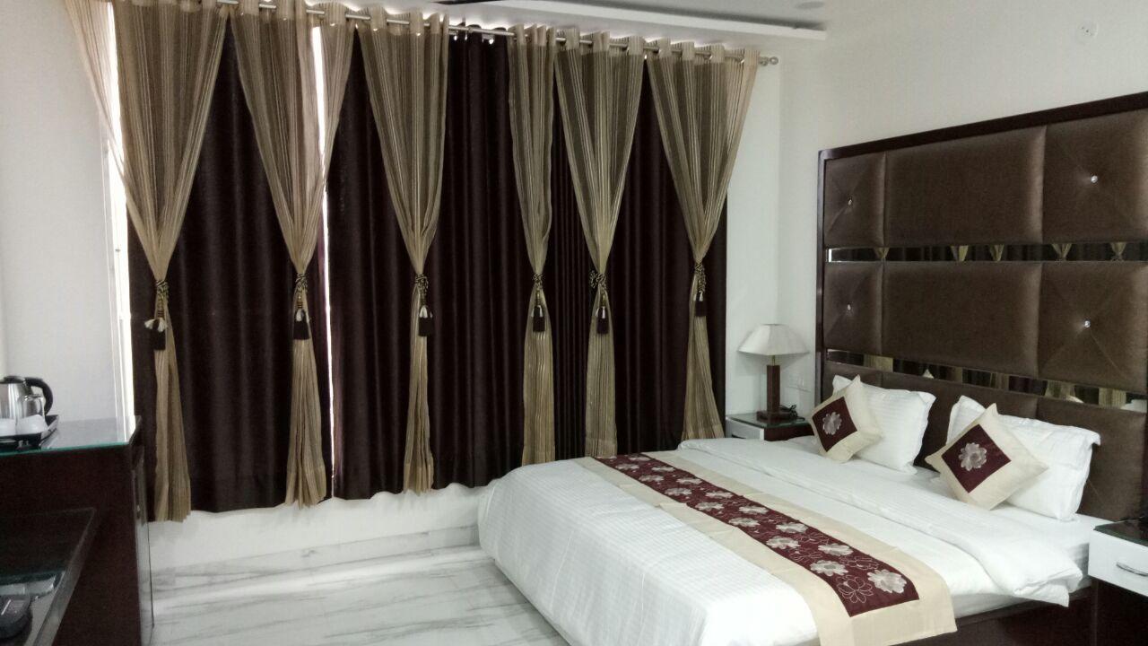 Hotel Neelam Moga Лудяна Екстериор снимка
